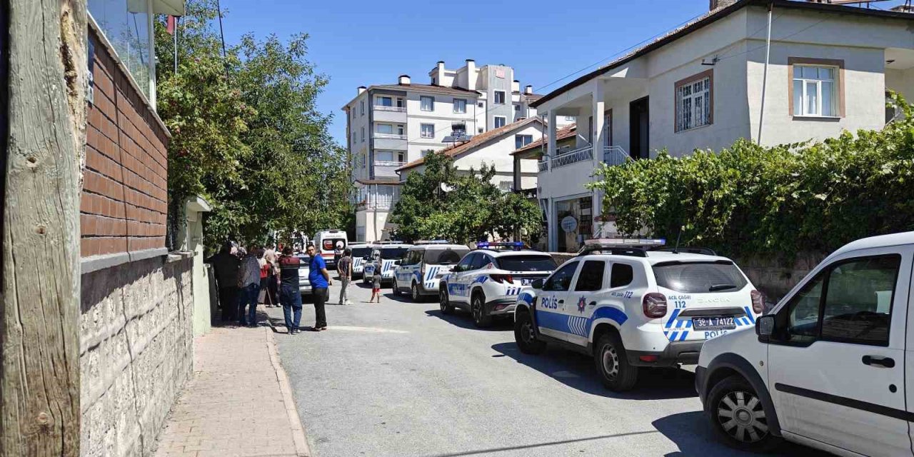 76 yaşındaki adam, 15 yaşındaki üvey kızını öldürüp canına kıydı