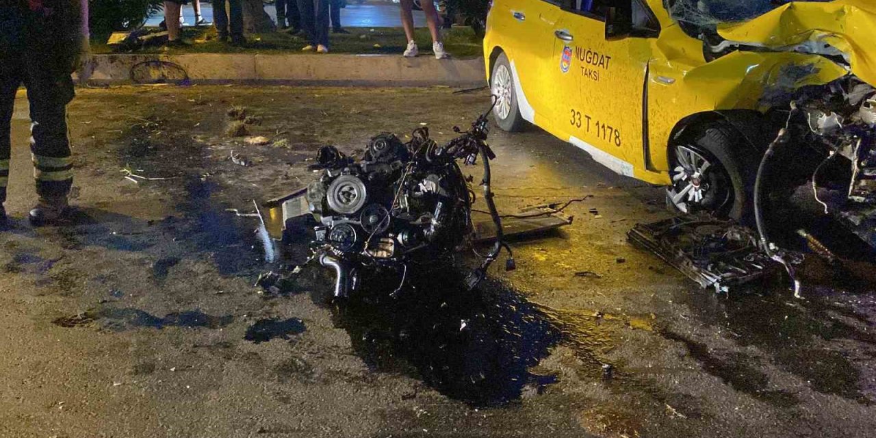 Çarpmanın şiddetiyle aracın motoru yerinden fırladı