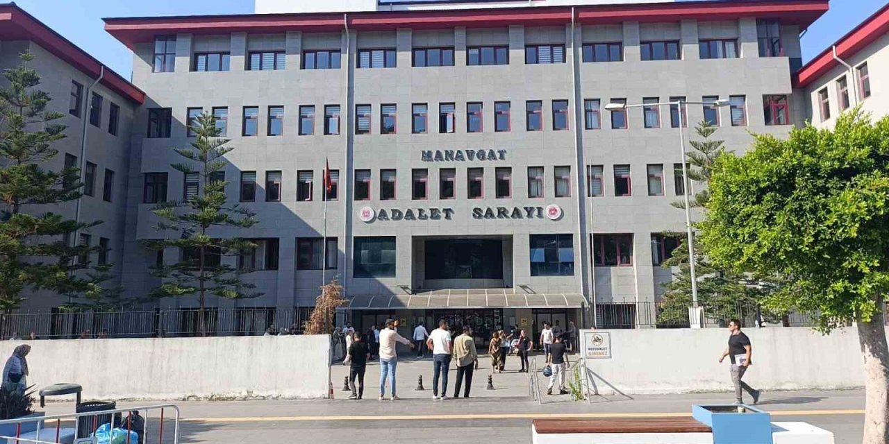 'Baklava kutusunda rüşvet' iddiasıyla mahkemeye sevk edilen başkan yardımcısı tutuklandı