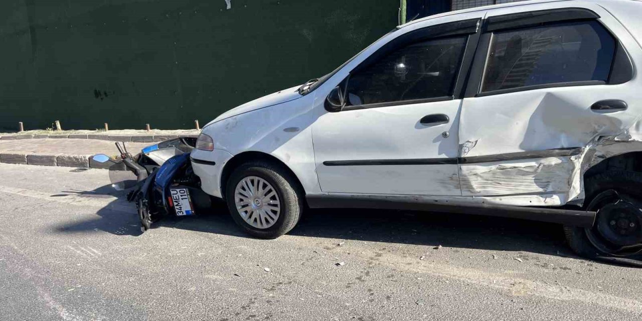 Arkadaşıyla sohbet ederken otomobil çarptı