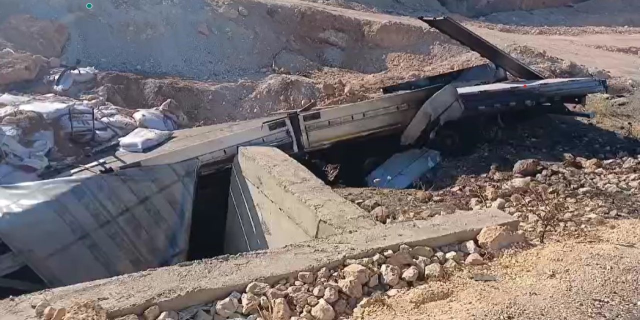 Devrilen tırda yangın çıktı: Baba ve oğlu alevler içinde can verdi