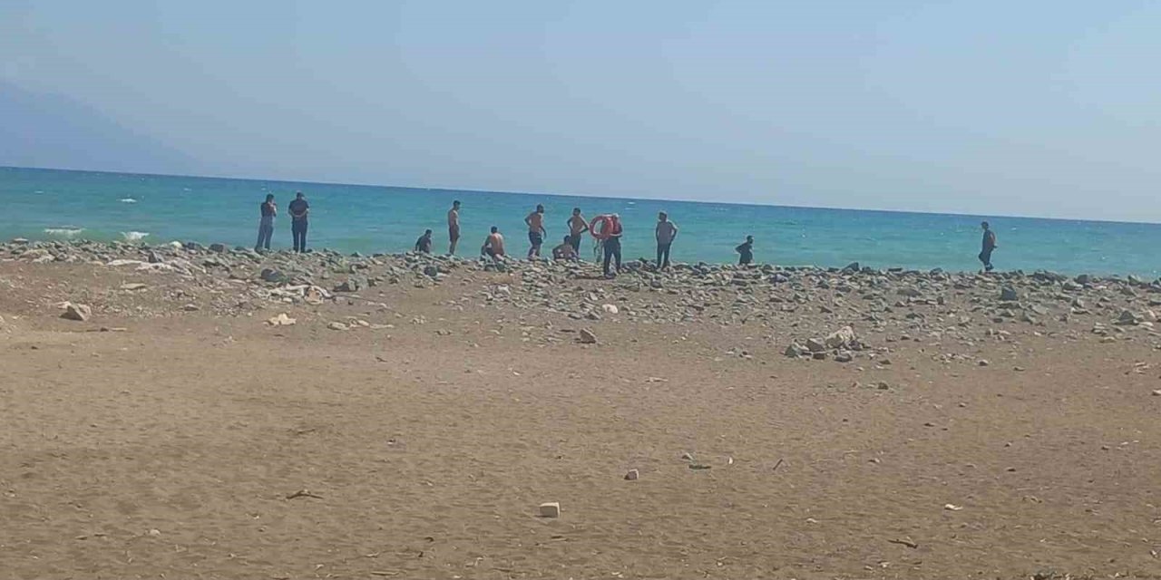 Denizde akıntıya kapılan 2 gencin korku dolu anları kamerada