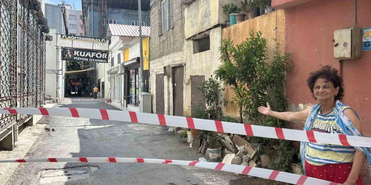 Yoldaki çökmeler evleri tehdit etmeye başladı