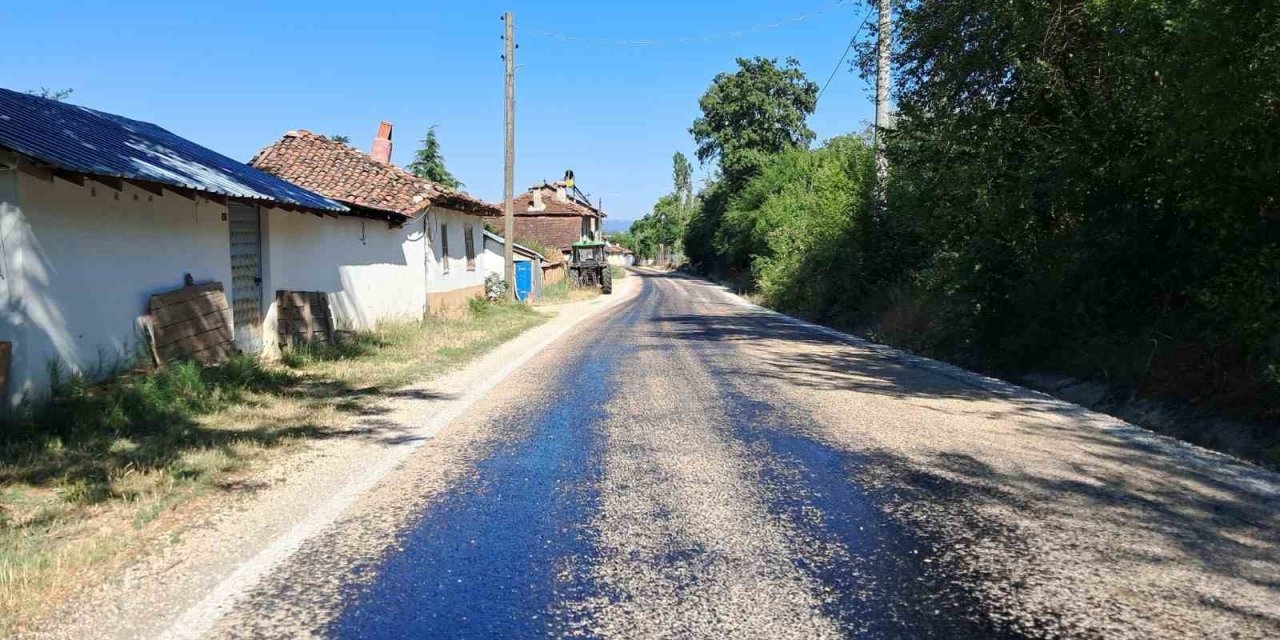 Sıcak havaya dayanamayan asfalta kumla müdahale