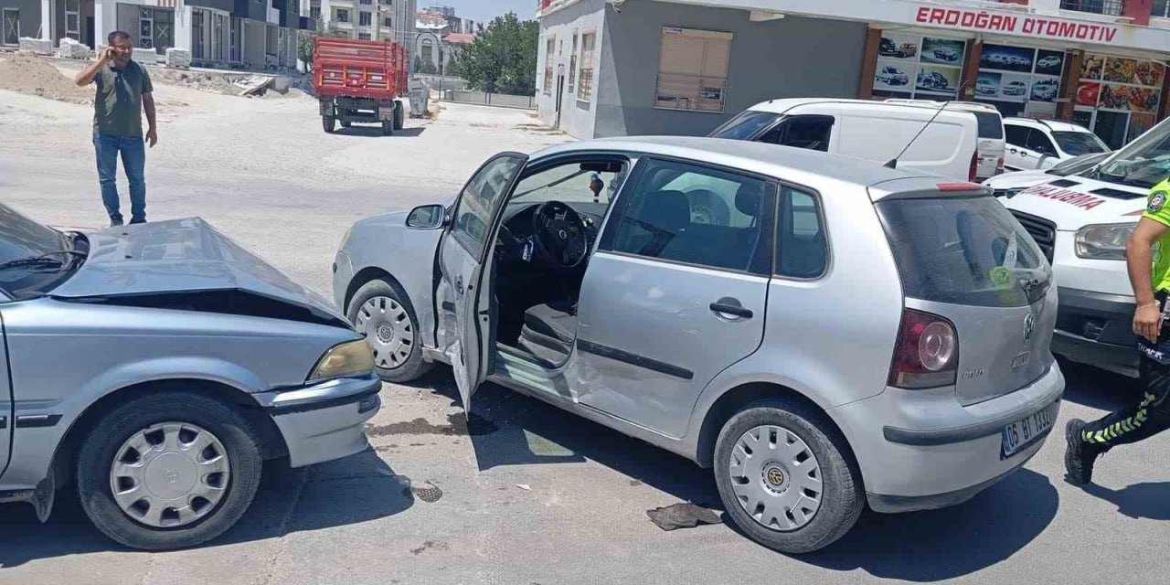 Konya’da otomobiller çarpıştı: 3'ü çocuk 6 yaralı