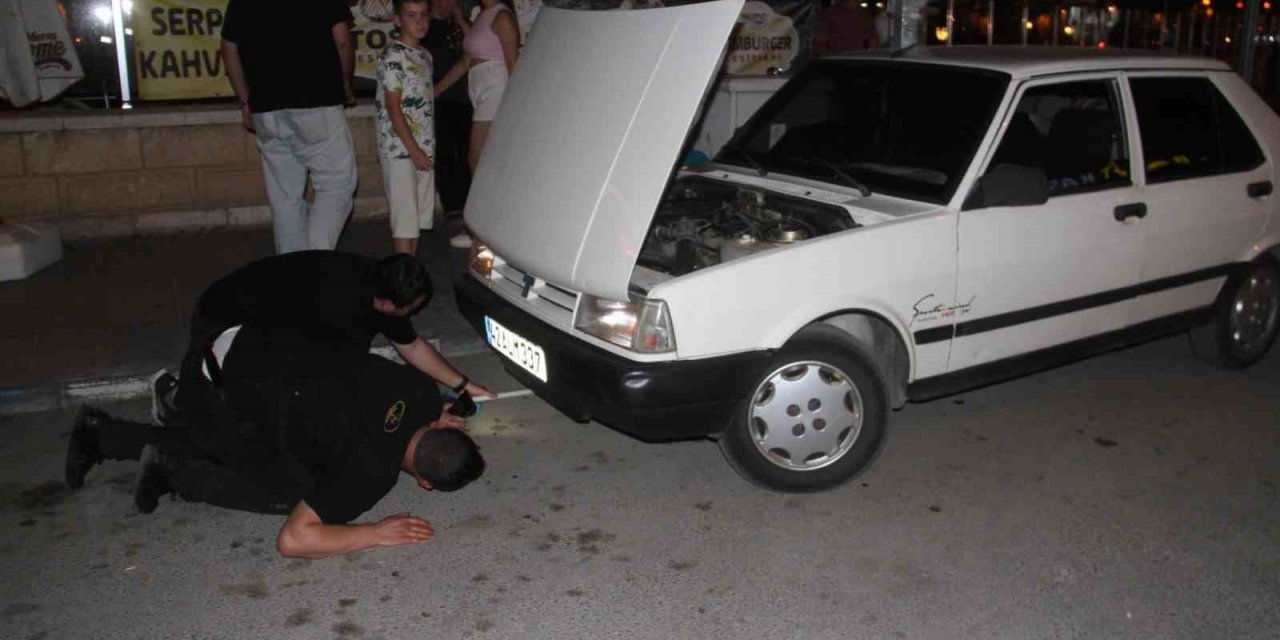 Otomobilin jantında sıkışan yılanı itfaiye çıkardı