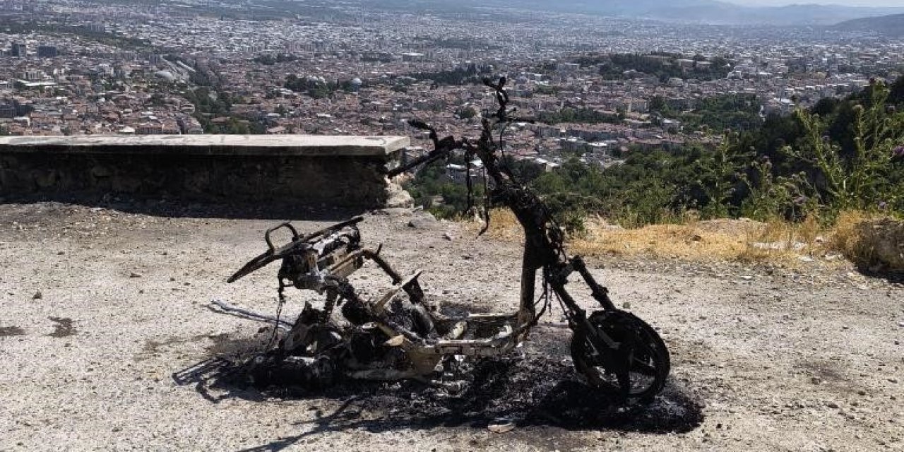 Sıfır aldığı motosikletini yanmış halde buldu