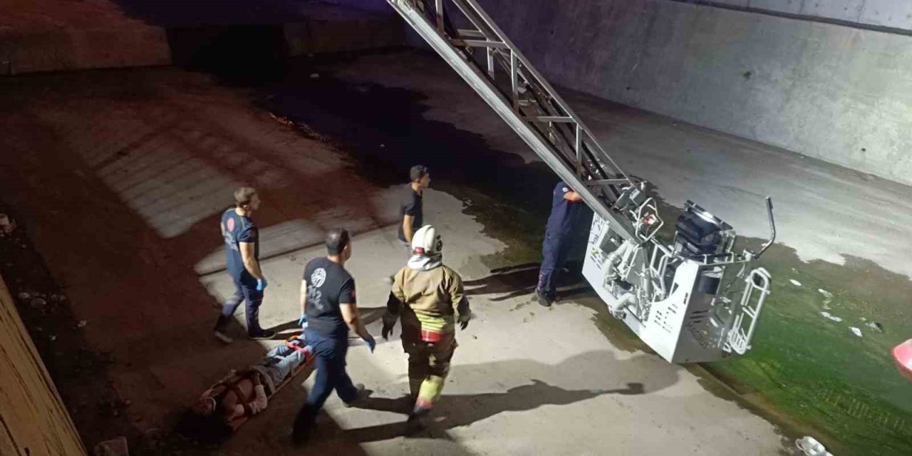 Su kanalına uçan motosikletin sürücüsü kanalda ağır yaralı bulundu