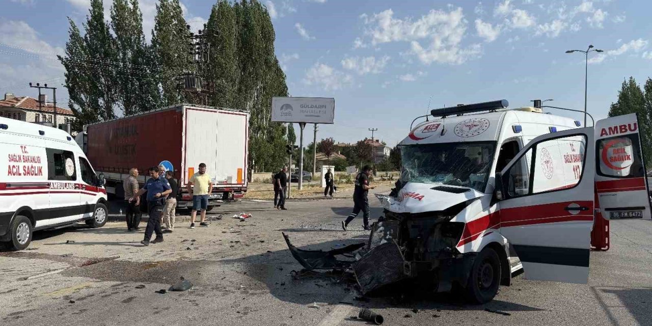 Hasta taşıyan ambulans tırla çarpıştı