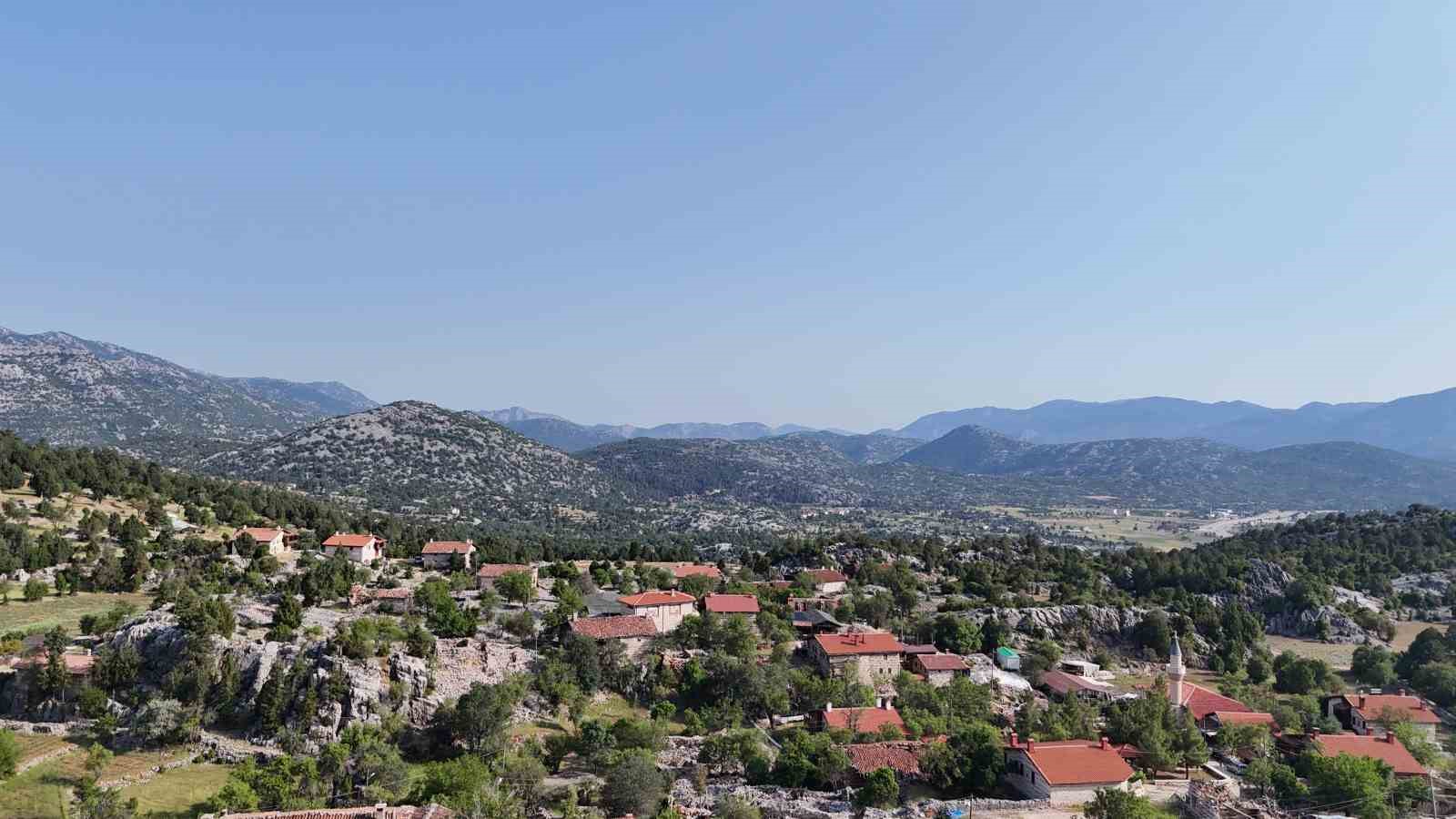 Toroslar’da açık hava müzesi gibi köy: 800 yıllık geçmişiyle Sarıhacılar büyülüyor