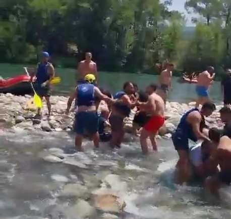 Raftingde bile kavga ediyoruz