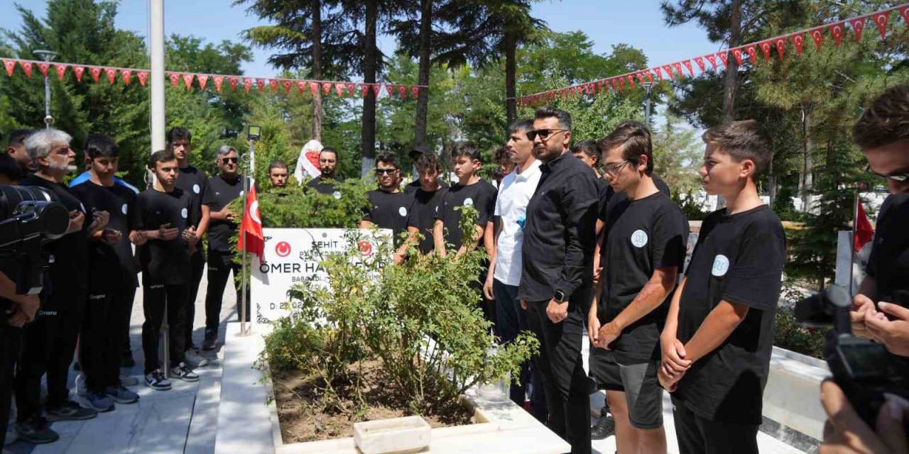 Şehit Ömer Halisdemir’in kabrine gelmek için 6 gün pedal çevirdiler