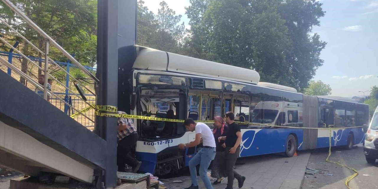 Keçiören’de belediye otobüsü kazası: 20 kişi yaralandı, şoför araçta sıkıştı