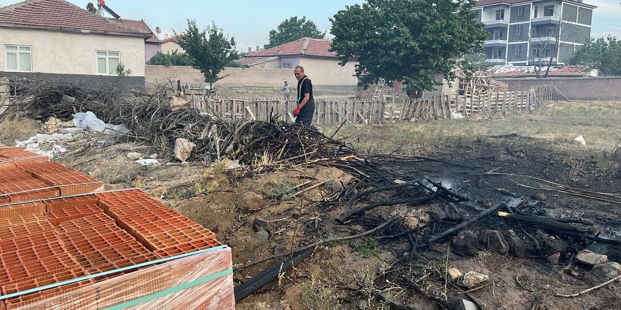 Kulu’da bahçe içerisinde ağaç yangını