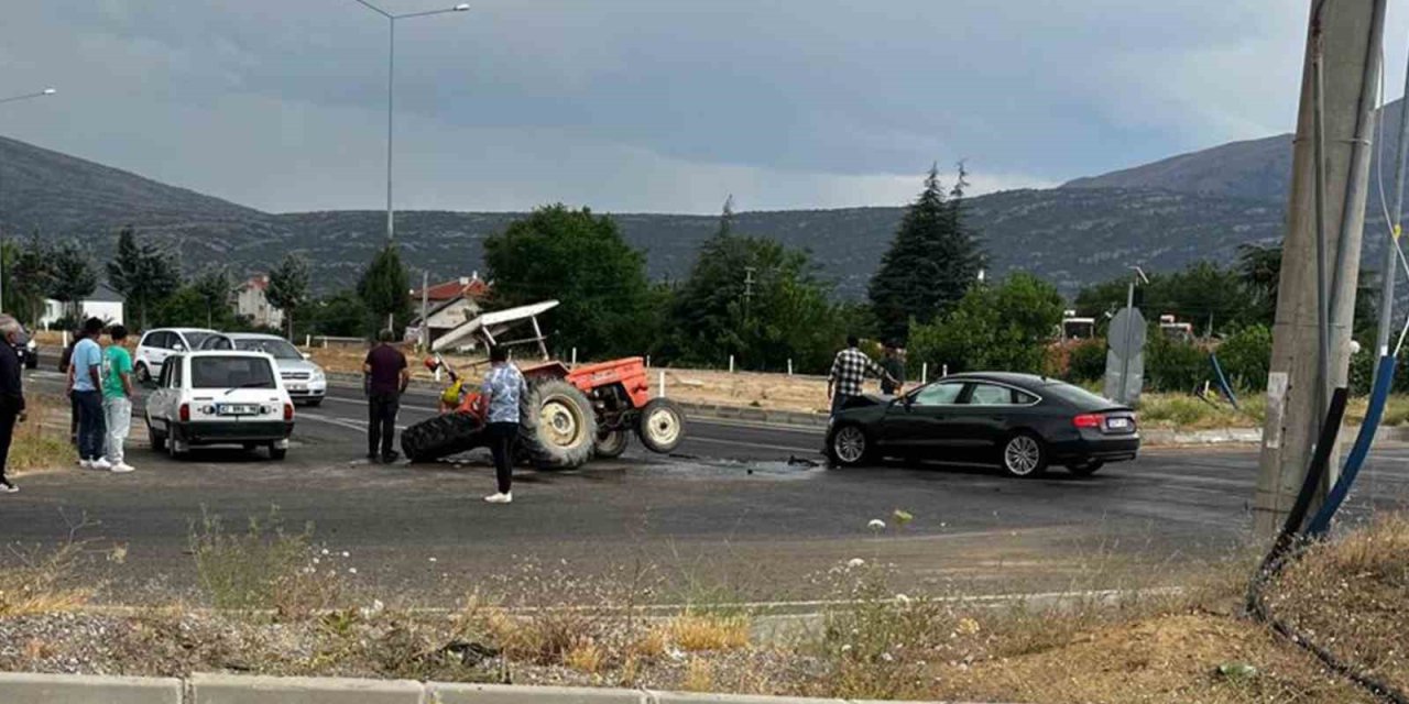 Yabancı plakalı otomobil ile traktör çarpıştı: 2 yaralı