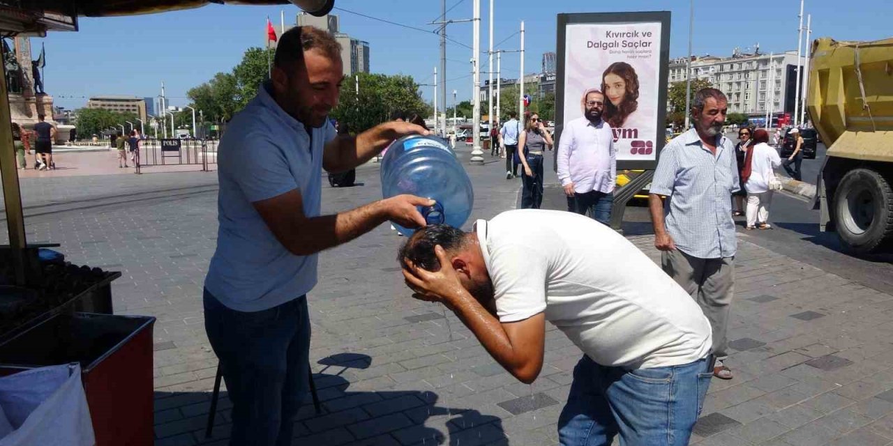 Esnafın sıcakla imtihanı: Damacanayla yıkandı