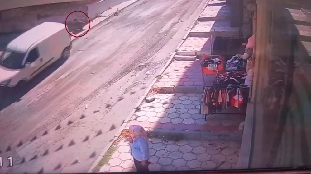 Freni boşalan servis aracından böyle atladı