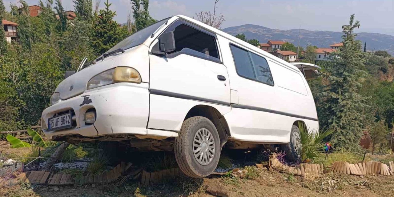 Park halindeki panelvan hareket etti: Altında kalan işçi hayatını kaybetti