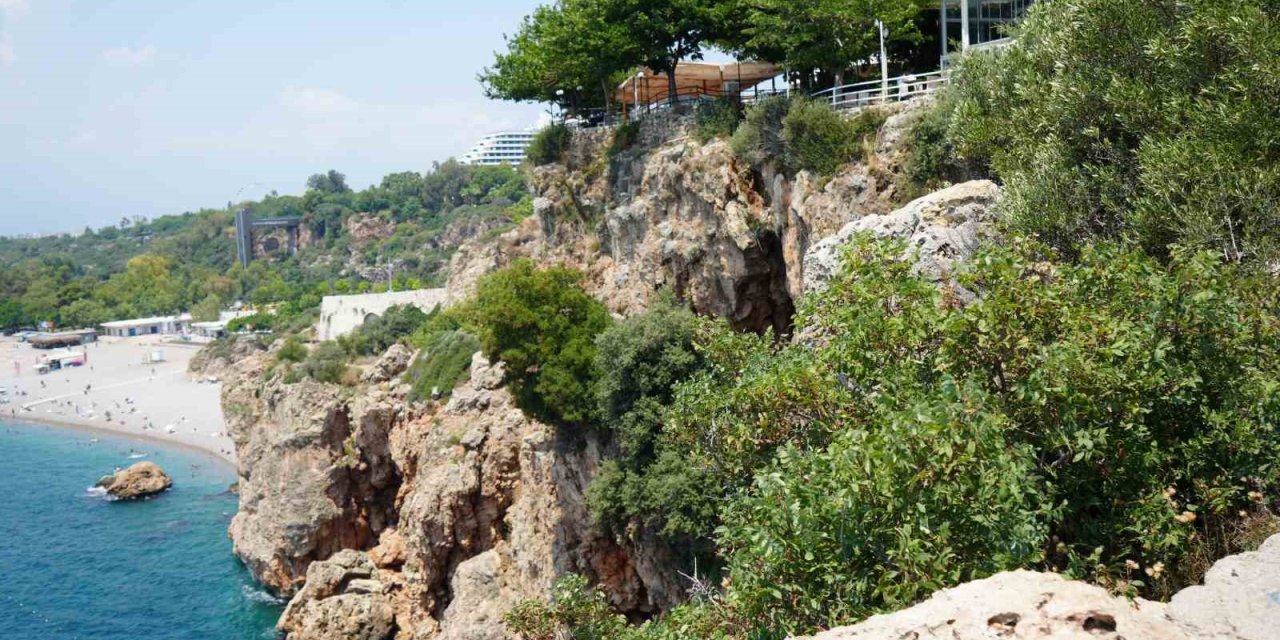 Antalyalılar bindiği dalı kesiyor