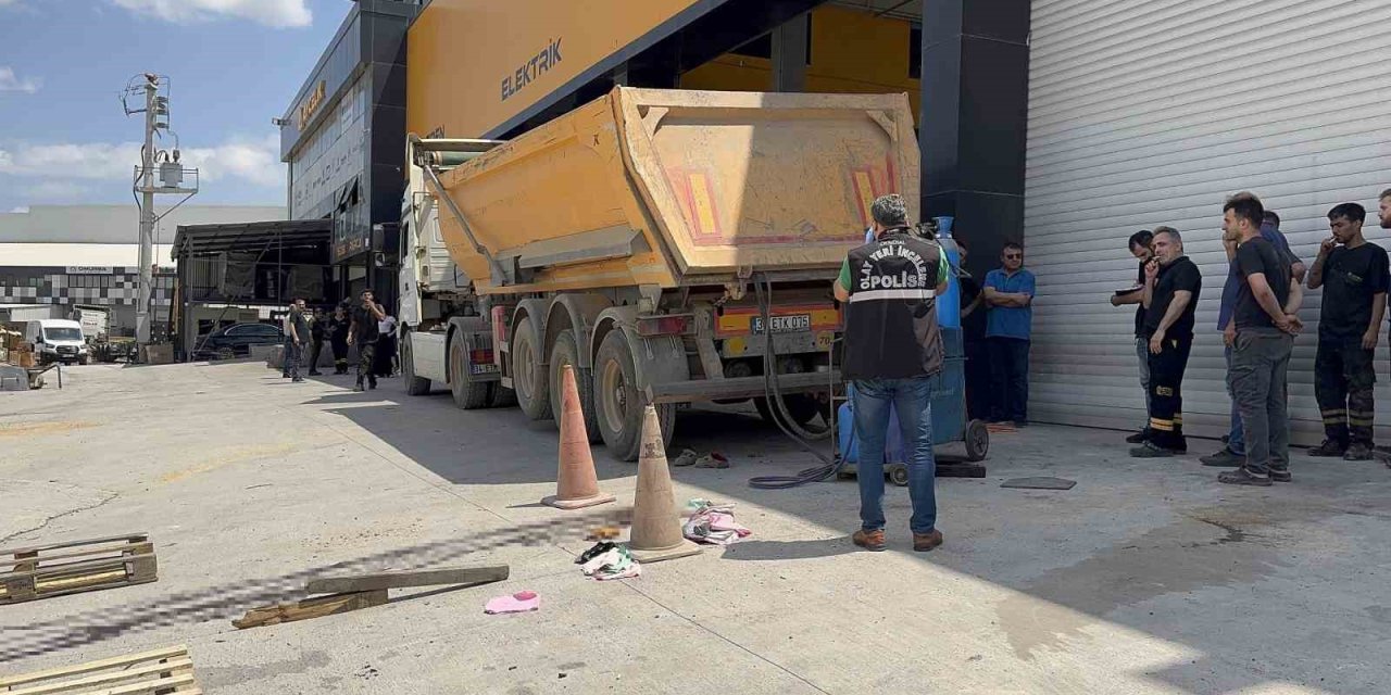 Damper kapağı başına çarpan tır şoförü hayatını kaybetti: Olay anı kamerada