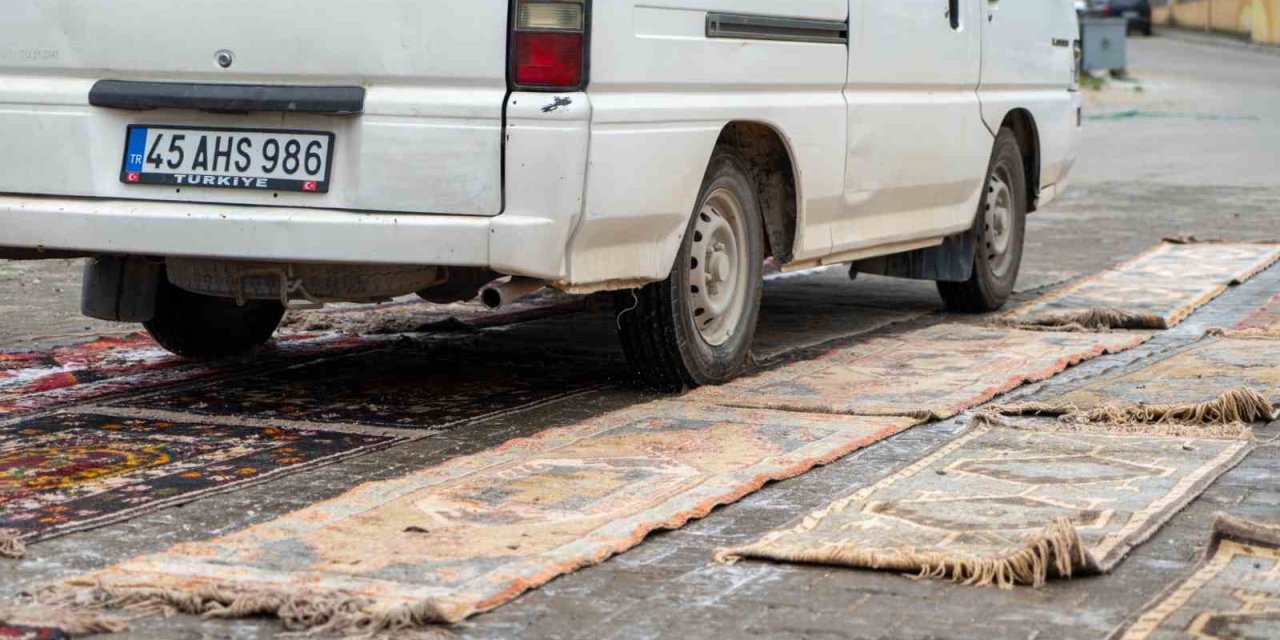 Halılara İlginç Eskitme Yöntemi: Araçlar Üzerinden Geçiyor, Değeri Artıyor