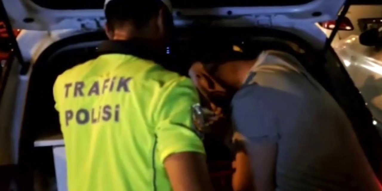 Yolu kapatıp dans ettiler, gözaltına alındılar