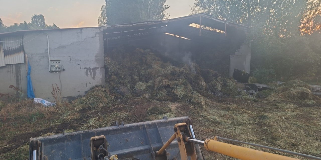 3 kamyon saman, bir kıvılcımla kül oldu