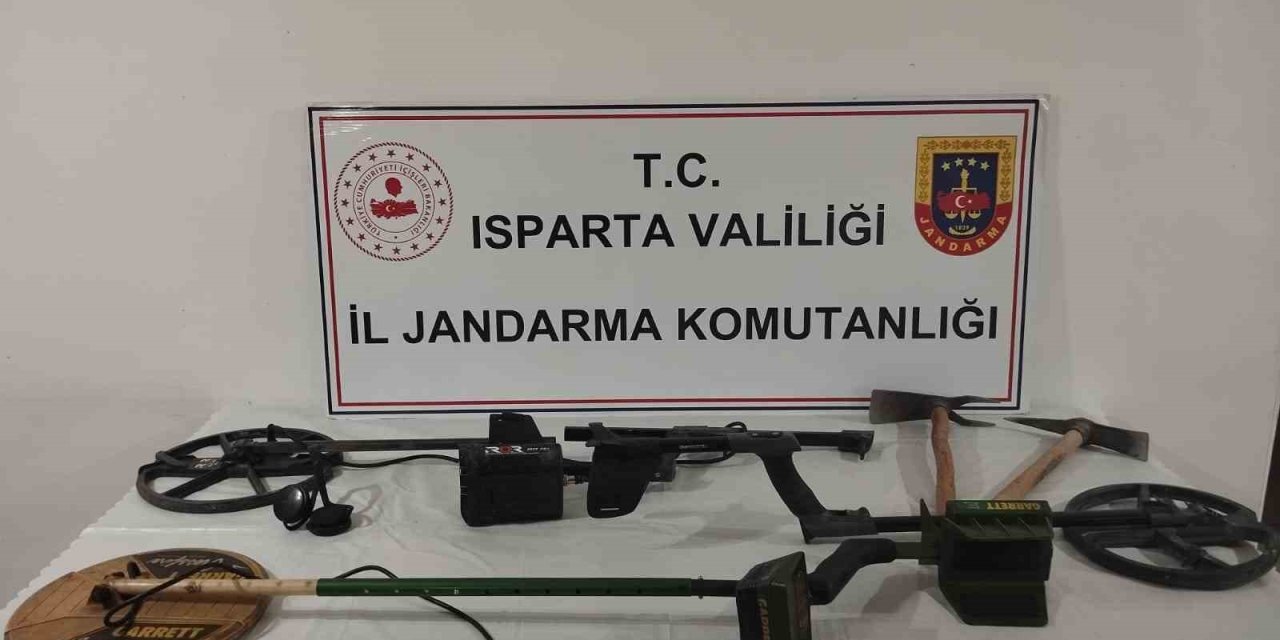 Jandarmanın şüphesi boşuna değilmiş: Define avcıları yakalandı