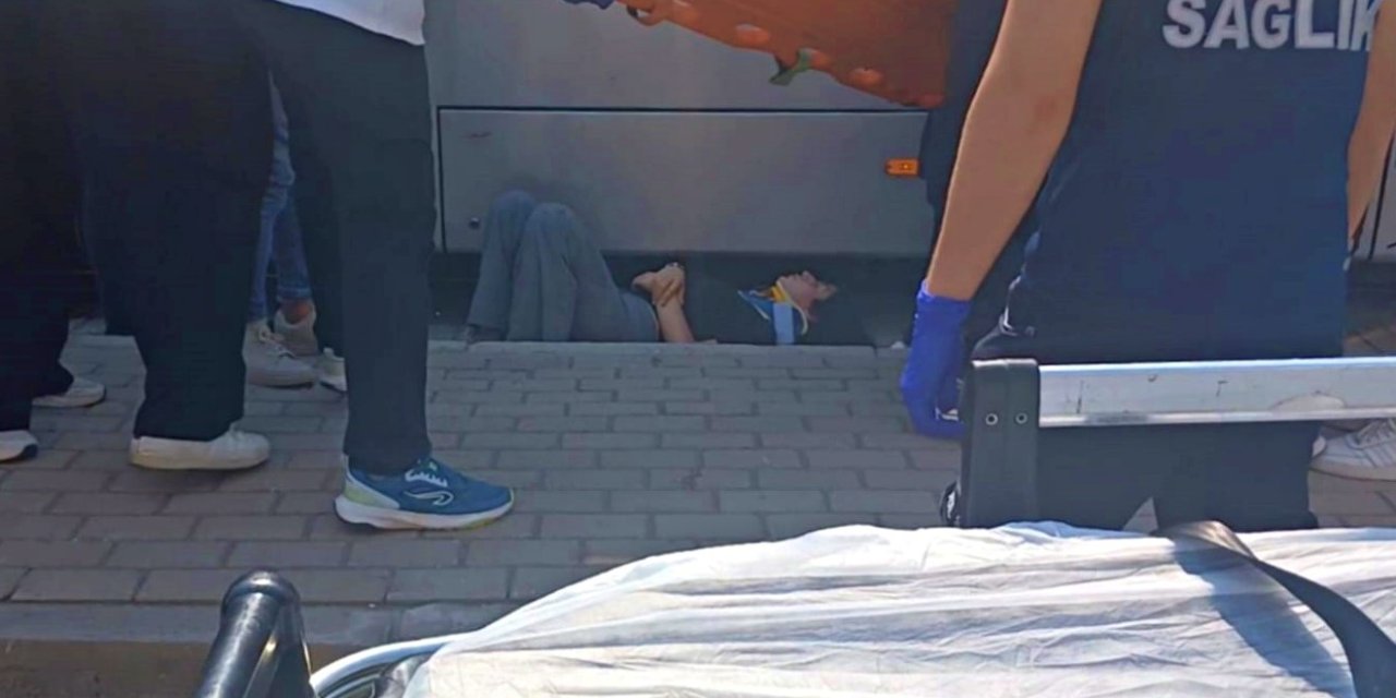 Tramvayın altında kalacaktı, son anda kurtuldu