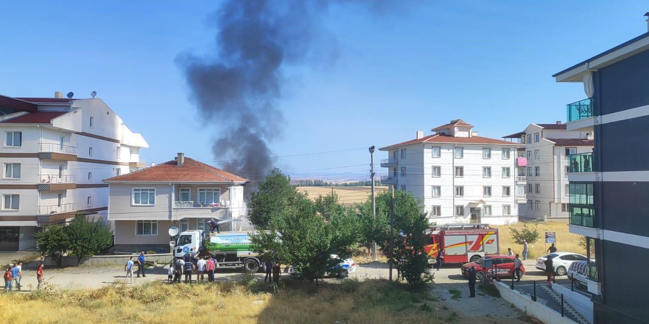 Garajda park halindeki araç durduk yere yandı