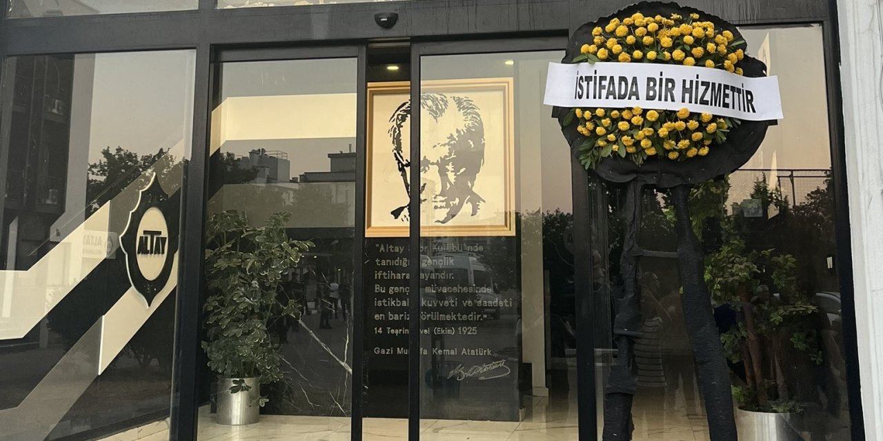 Altay taraftarından yönetime siyah çelenkli tepki