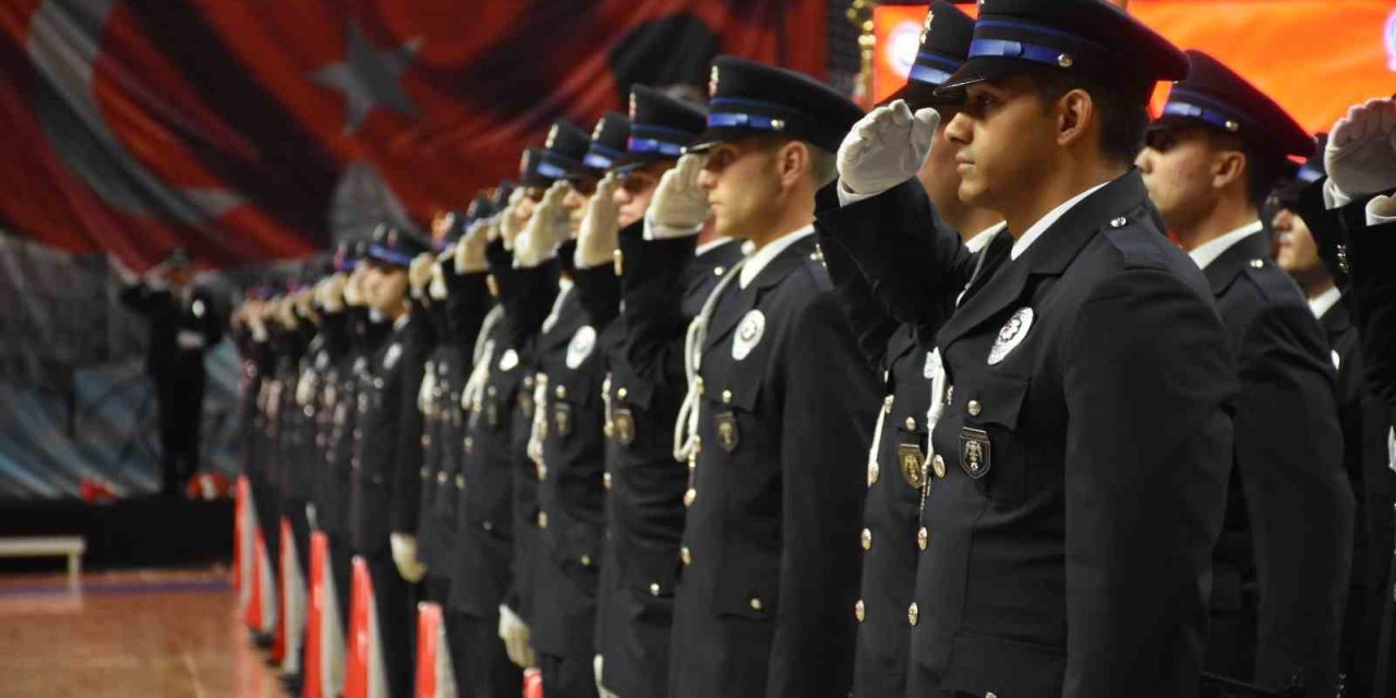 228 polis adayı mezuniyet coşkusunu kep atarak yaşadı