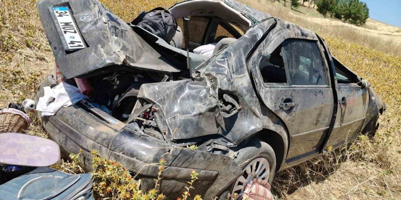 Beyşehir-Seydişehir yolunda tarlaya devrilen otomobilde 3 kişi yaralandı