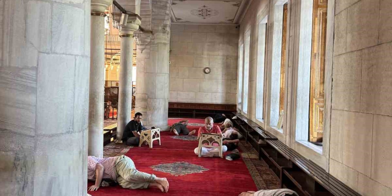 Tarihi Camiler Sıcaktan Bunalanların Sığınağı Oldu