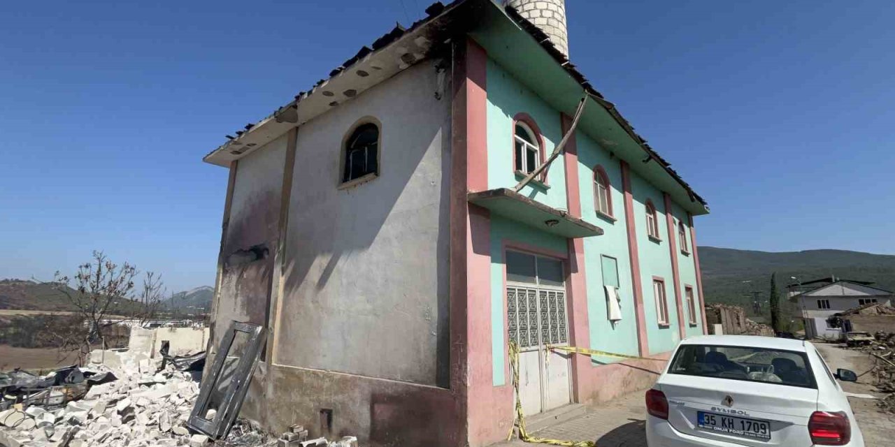 Tüm Köy Yandı, Bir Tek Caminin İçi Kaldı