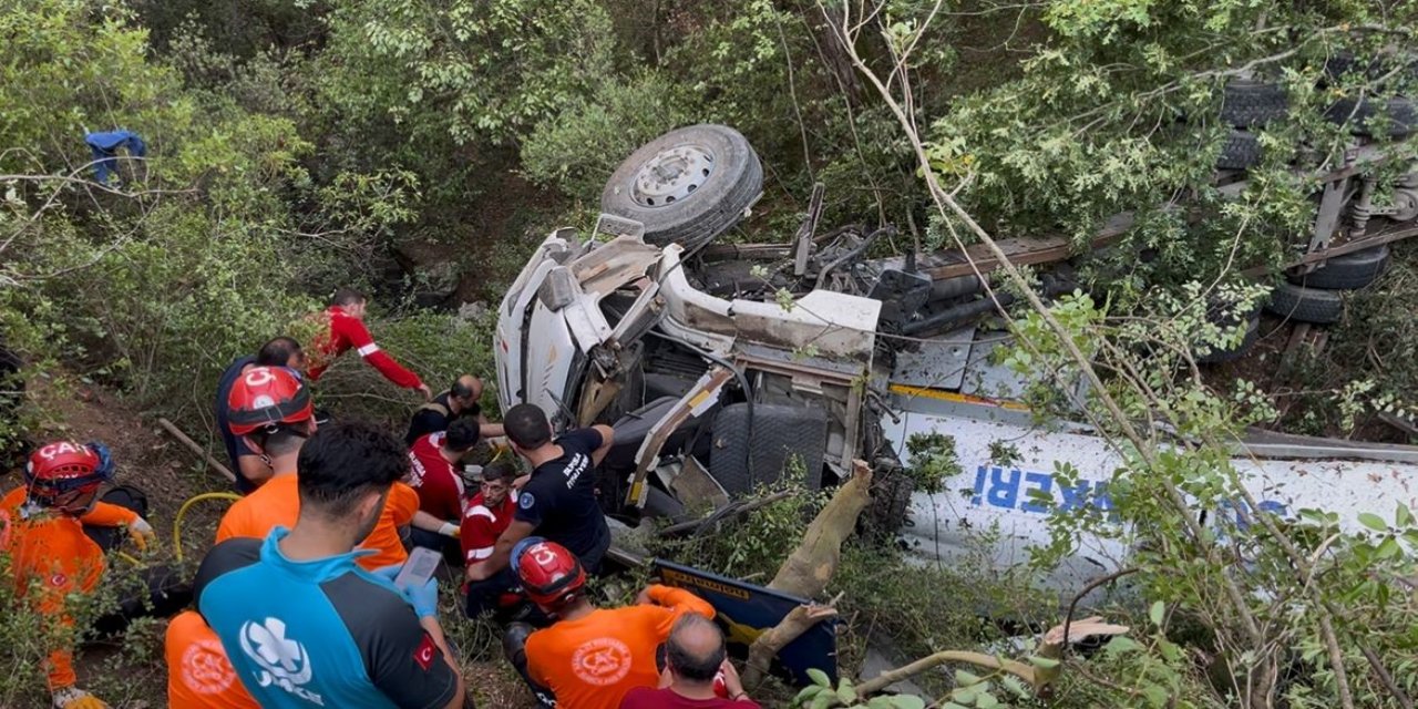 Yangına giden su tankeri uçuruma yuvarlandı