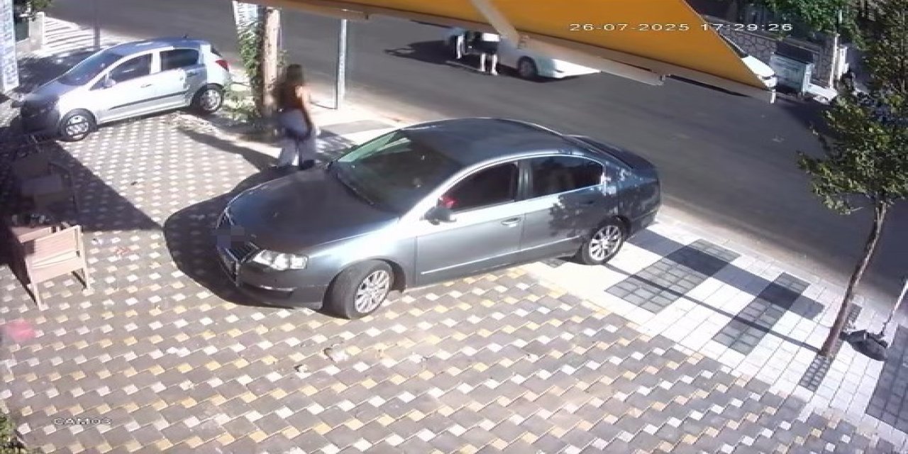 Babası araçta bıraktı, esnaf koşarak kurtardı