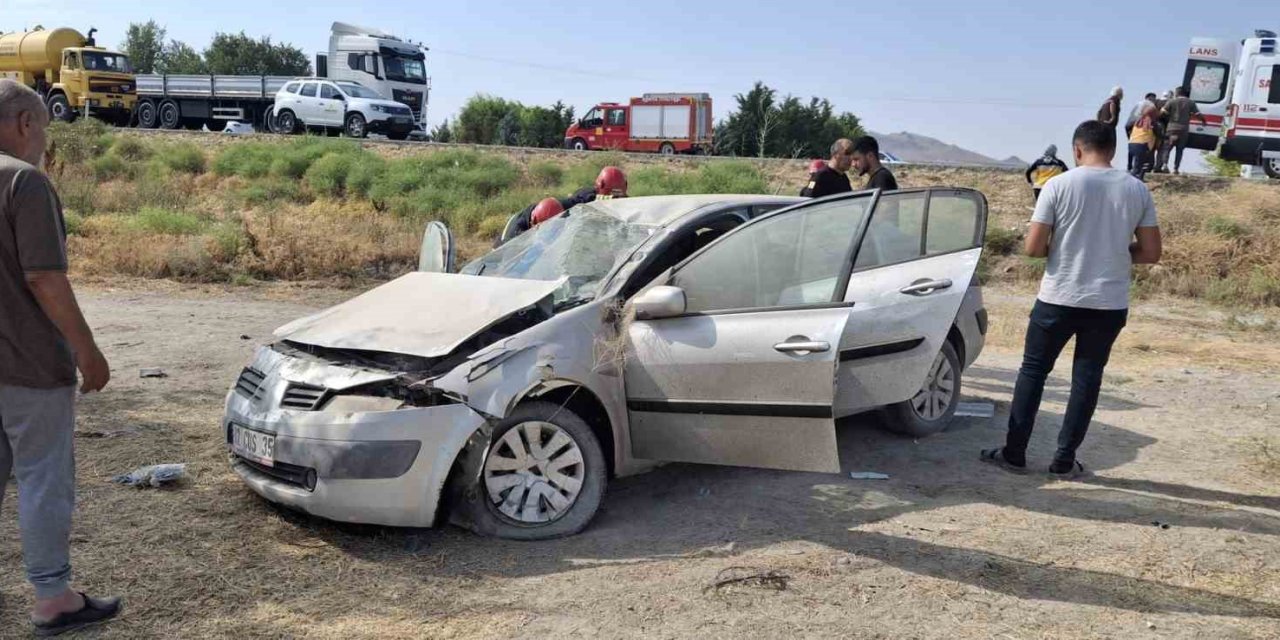 Karapınar-Konya yolunda otomobil şarampole devrildi: 3 yaralı