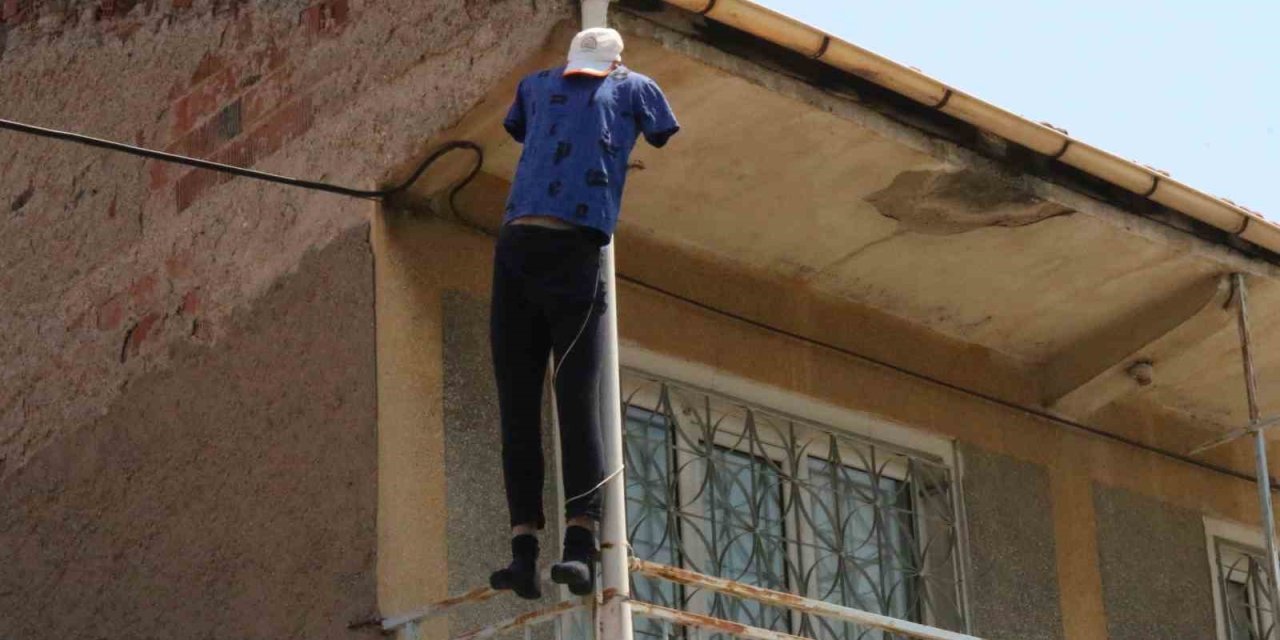 Evin balkonuna asılan cansız manken korkuttu