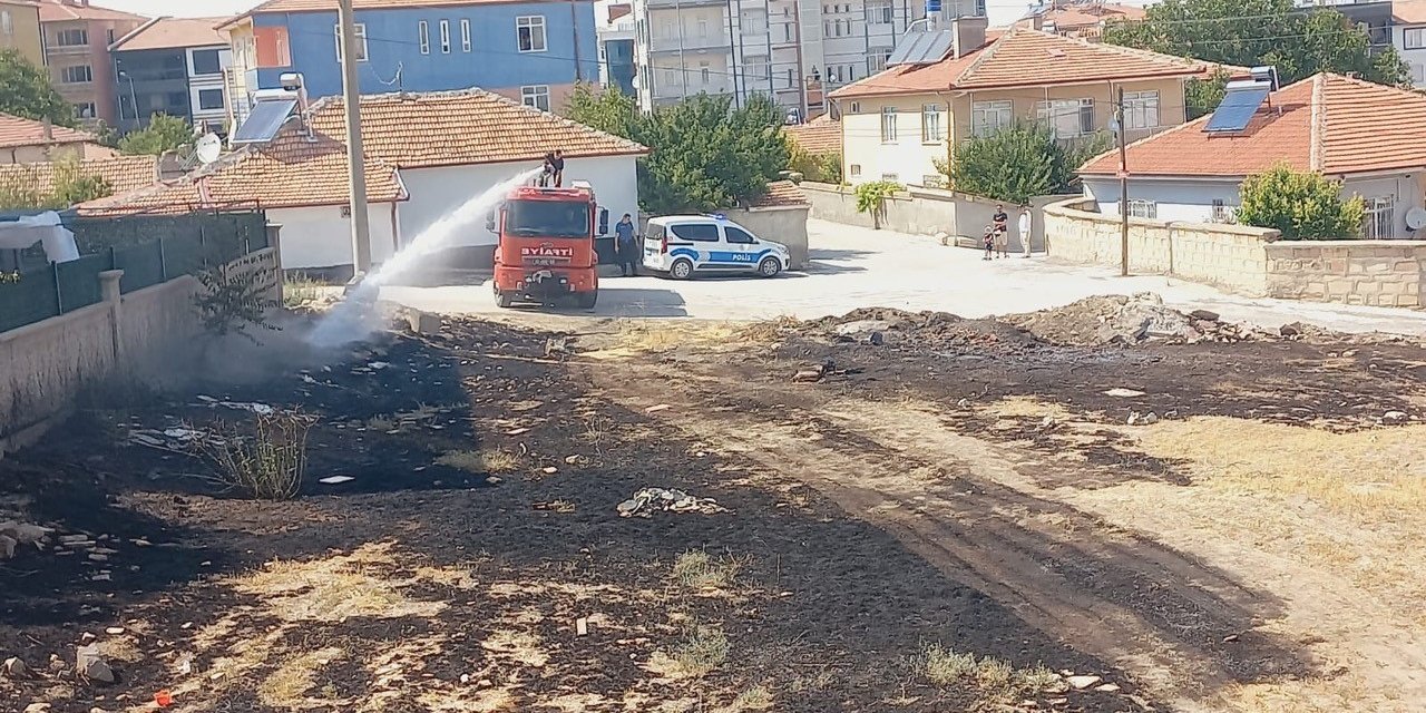 Boş arsada çıkan yangın paniğe neden oldu