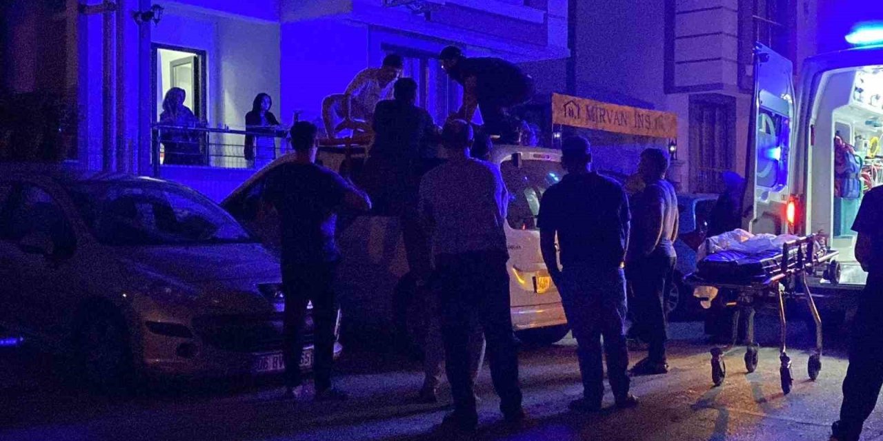 İkinci Kattan Park Halindeki Aracın Üzerine Düştü