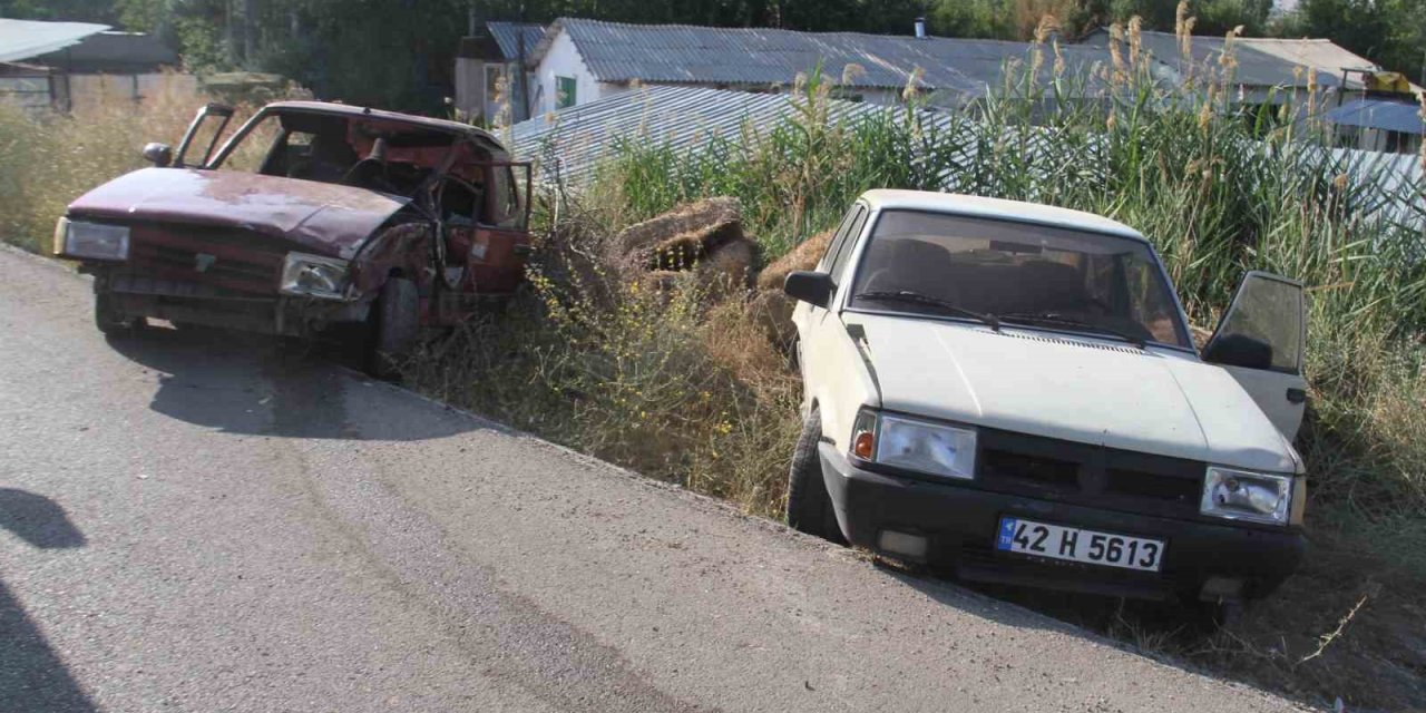 Seyir halindeki otomobil park halindeki araca çarptı: 2 yaralı