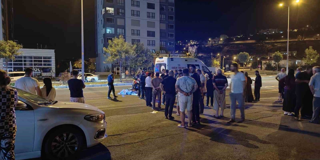Yolun karşısına geçen kadına peş peşe 2 otomobil çarptı