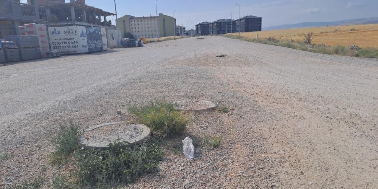 Her araç geçişinde sokak toz duman oluyor