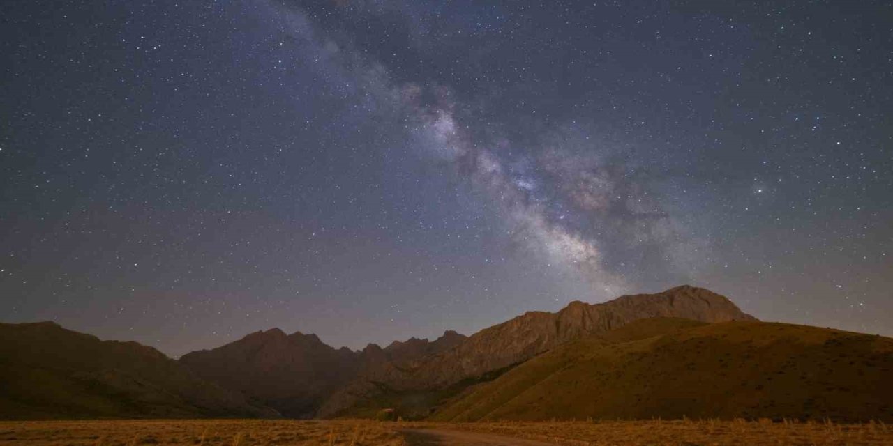Astrofotoğrafçı Mustafa Aydın, Aladağlar’ın Yıldızlarla Dansını Görüntüledi