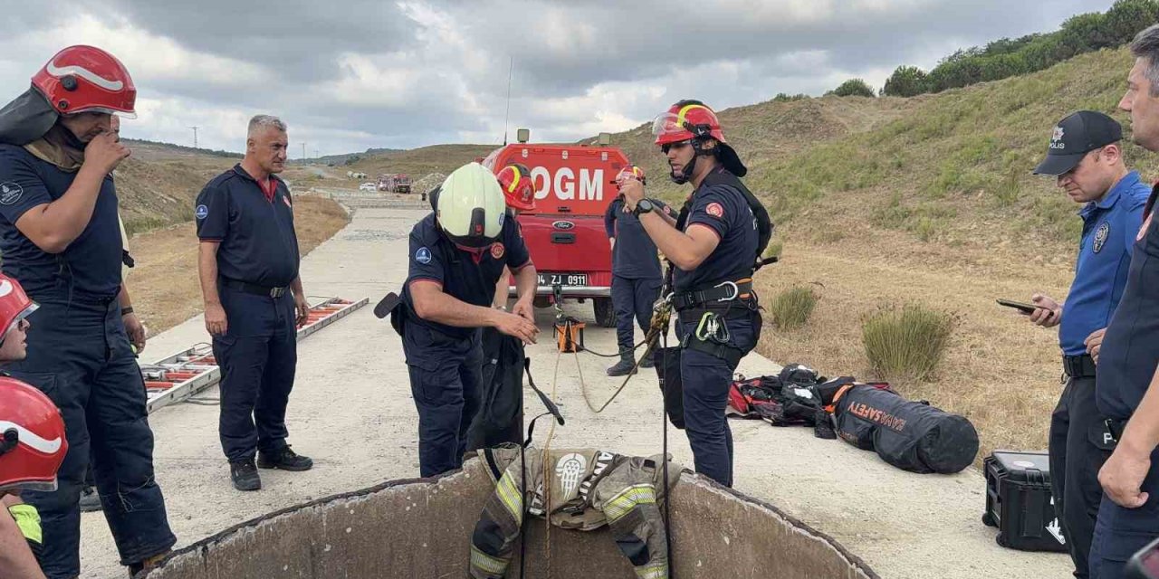 Hırsızlık için kuyuya inen şahsı ip kopunca arkadaşları bırakıp kaçtı