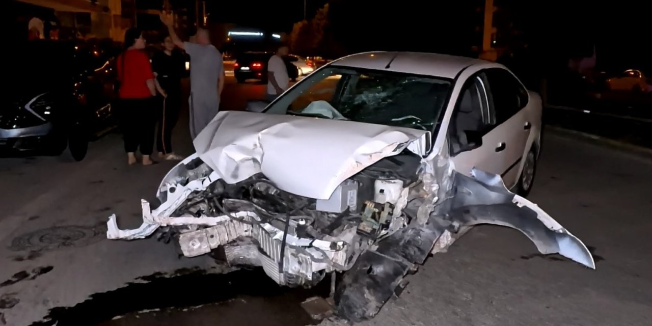 Ağacı ve direği devirdi: Hurdaya dönen aracın sürücüsü kaçtı