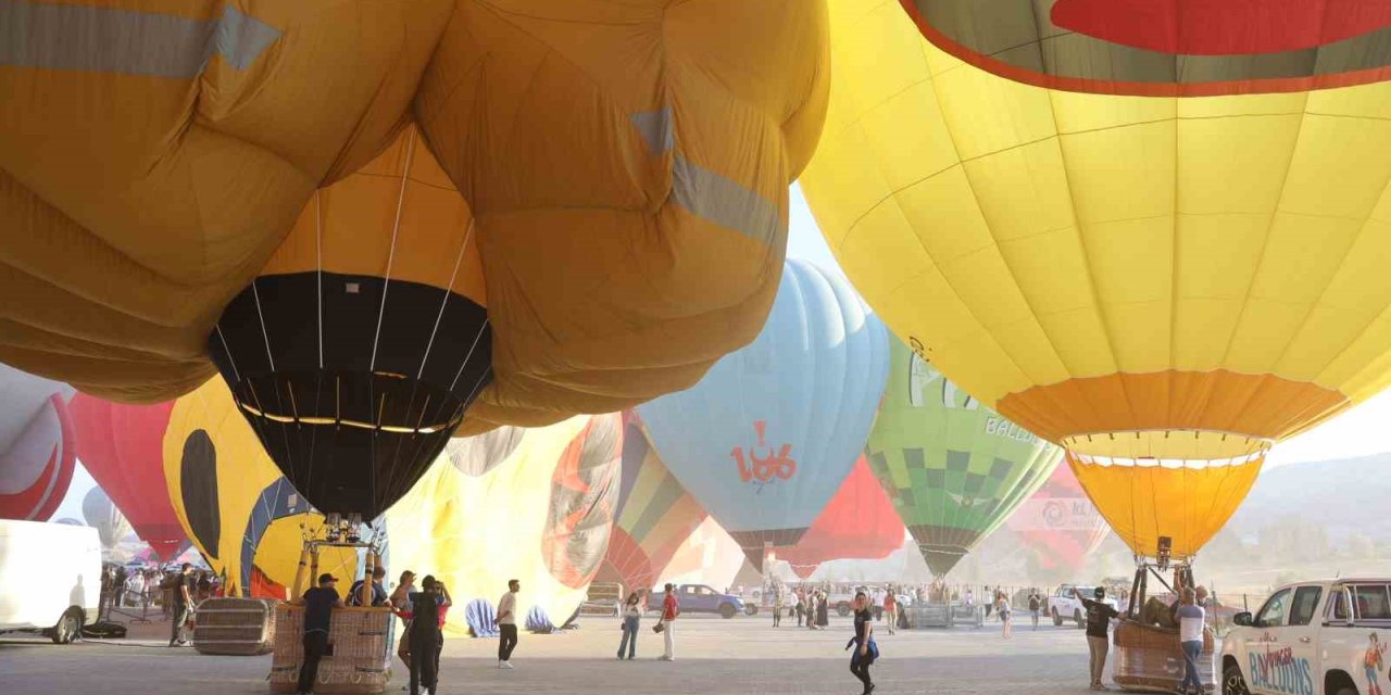 Uluslararası Balon Festivali Kapadokya semalarını renklendirdi