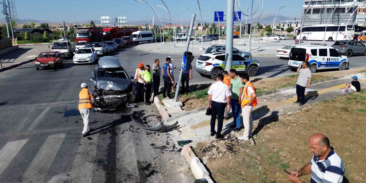 Antalya'dan Kapadokya'ya giden turistler Karaman'da kaza yaptı