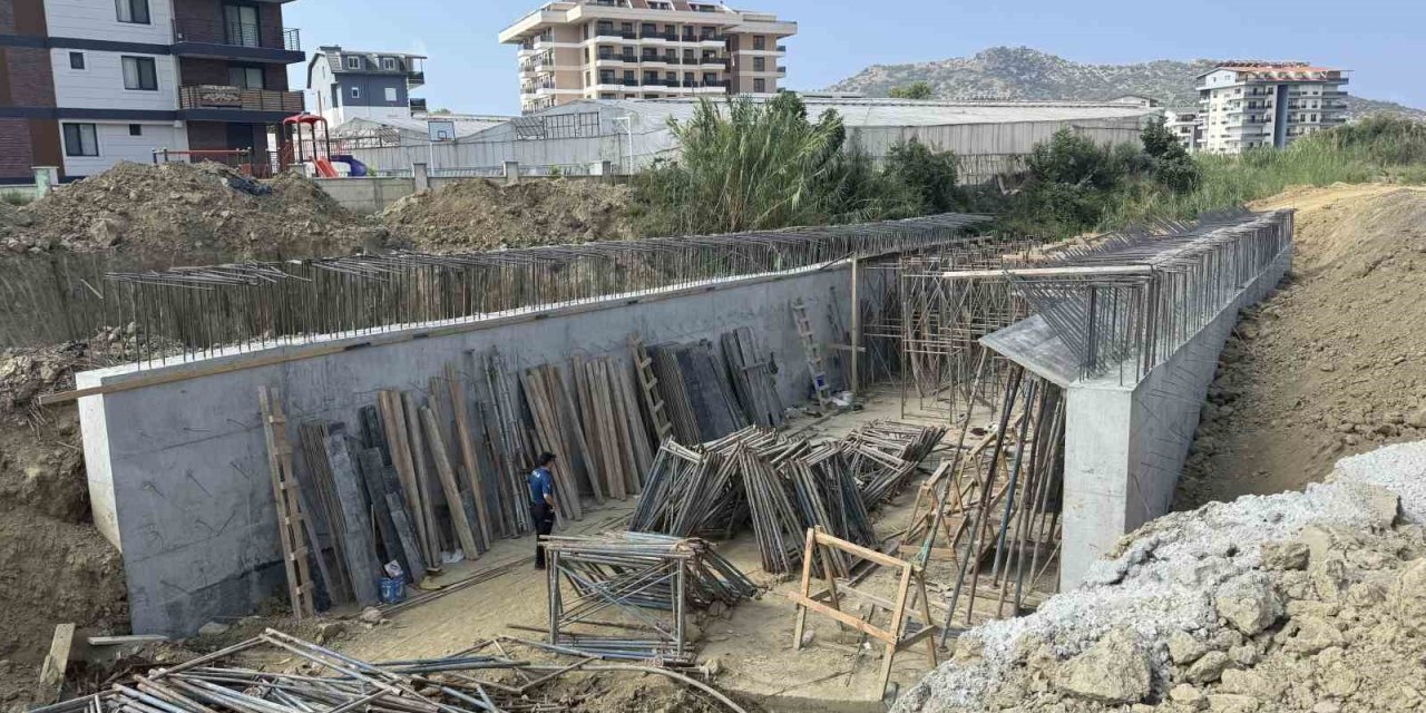 Gazipaşa’da köprü inşaatında feci kaza: 67 yaşındaki işçi ağır yaralandı